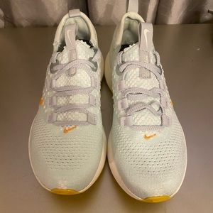 BRAND NEW!!!    NIKE women’s Escape Run Flyknit Road Running Shoes